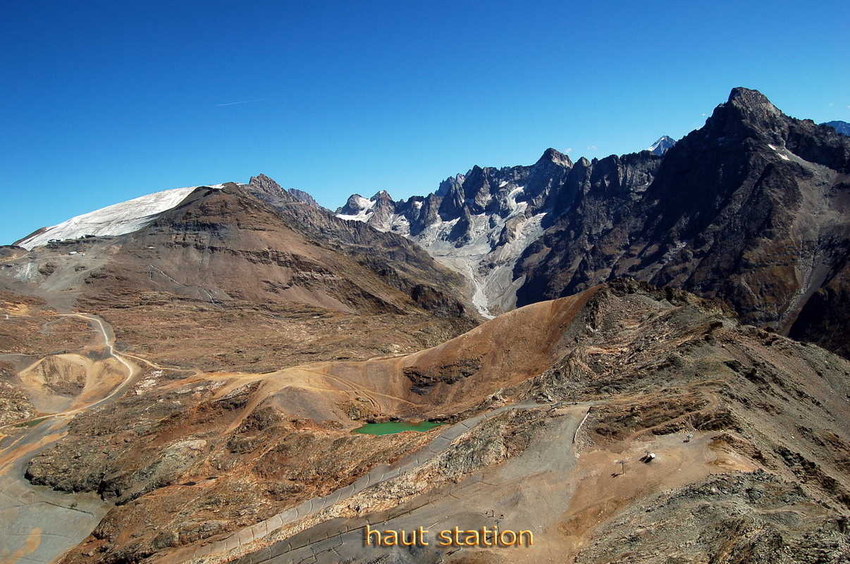 en vol vue du haut de la station