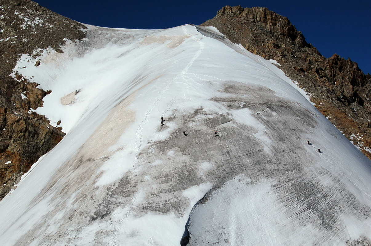 des alpinistes redescendent du Rateau