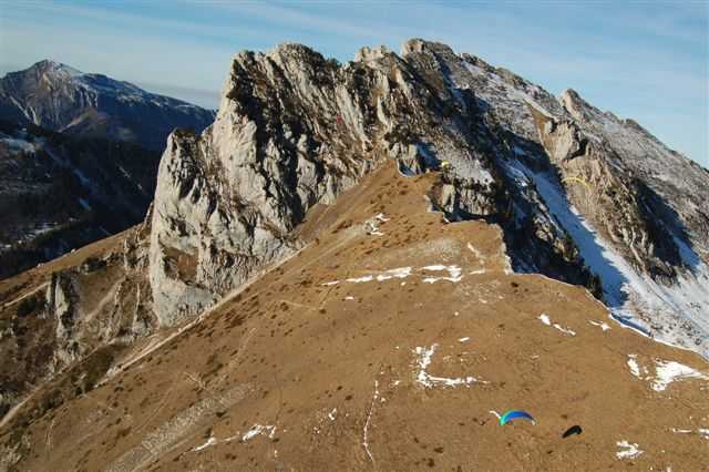 le col et les lances