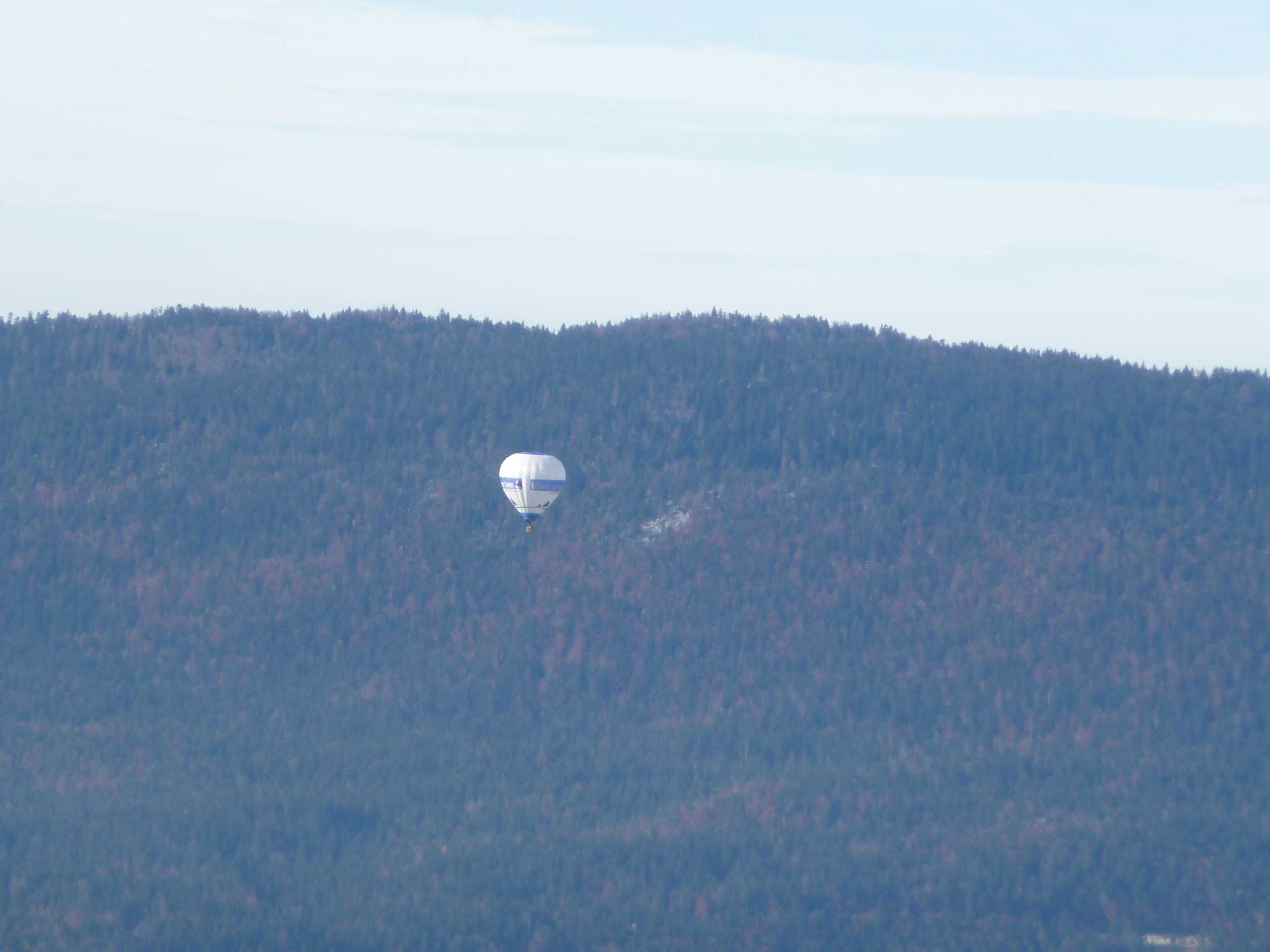 mongolfière dans l'air calme de la vallée