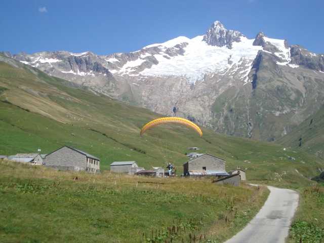 attérissage d'Antoine à la ville des Glaciers... au pied de l'aiguille des glaciers