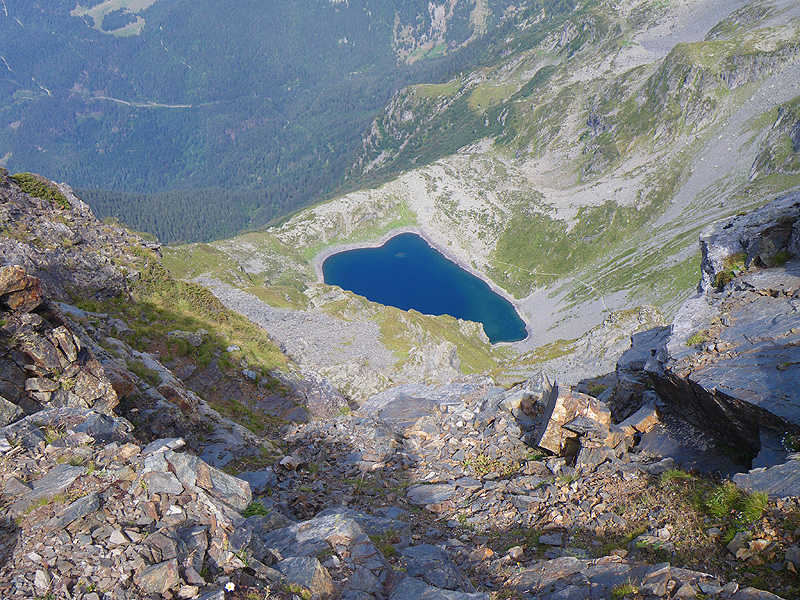 Vue plongeante sur le lac de Crop