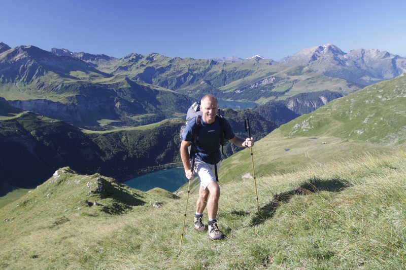 montée au col de la Gitte - au fond les lacs de la Gittaz et de Roselend