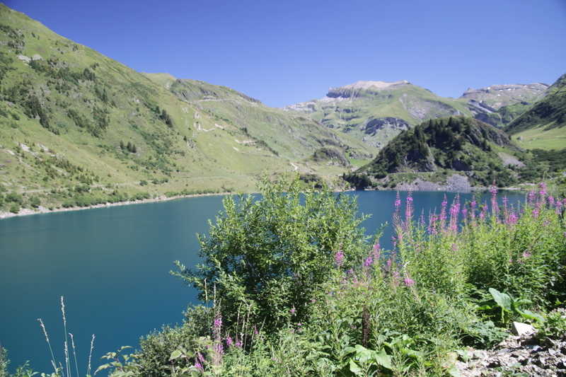 du lac de la Gittaz : à gauche le col de la gitte, au centre l'aiguille de la Pennaz et à droite vers la pointe des fours