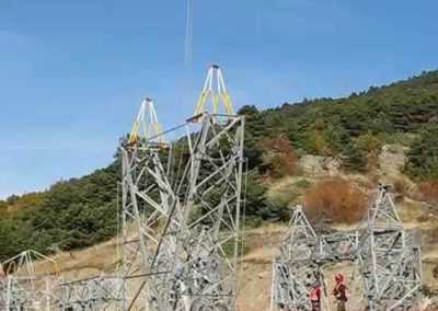 Installation d’un pylône d’une ligne haute tension au Mont Guillaume
