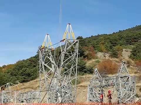 Installation d&rsquo;un pylône d&rsquo;une ligne haute tension au Mont Guillaume