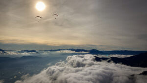 Surf sur la mer de nuages