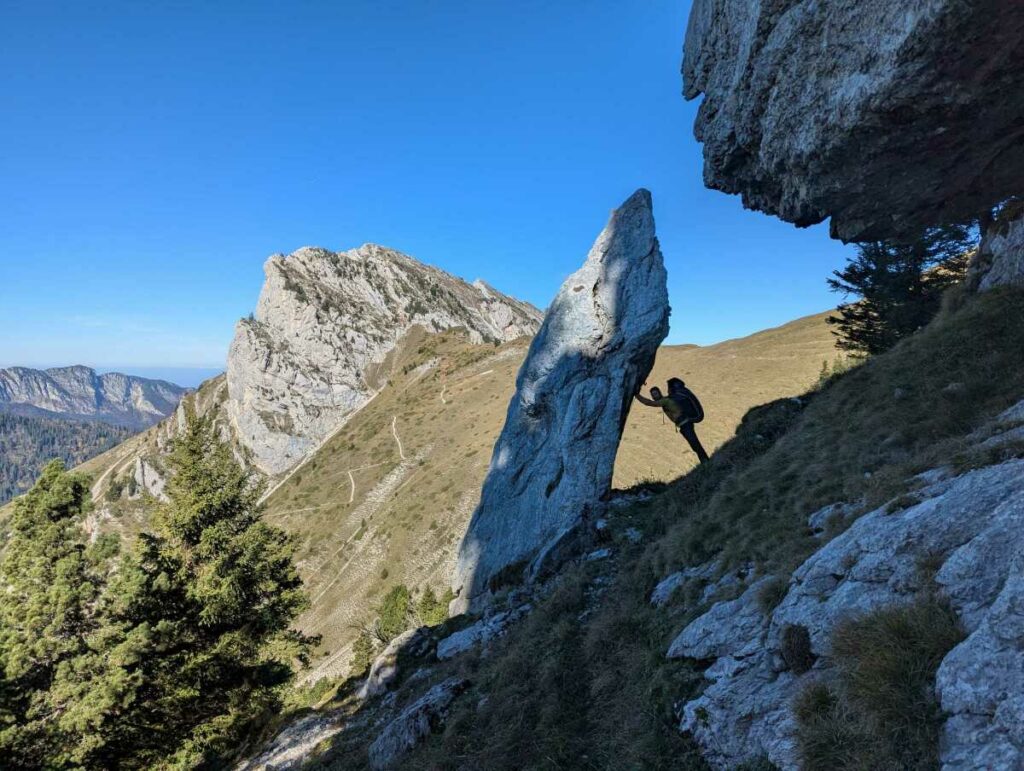 Quentin fait le passage sur le sentier de la crète