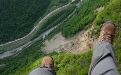 challenge devinette – avril 2026 – deux sapins noirs sur fond orange